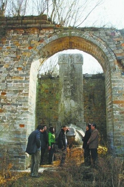 明代楚王墓群碑亭面临坍损