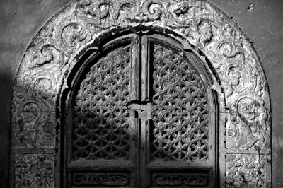 由于长期缺乏保护，拈花寺石雕上的花纹已变得十分模糊，损坏情况严重。