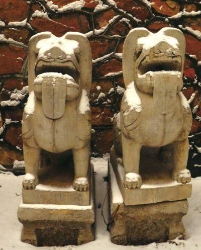 曾经摆放在碧云寺内的一对石兽。读者供图