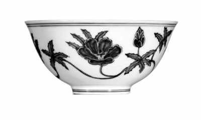 从海外回流的明成化青花缠枝秋葵纹宫盌，在2013年香港苏富比大拍中以1亿多港元成交。