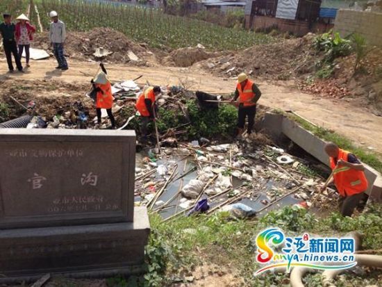 镇政府安排环卫部门处理沟渠垃圾(三亚新闻网记者刘丽萍摄)