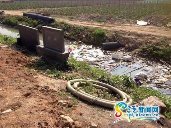 “官沟”被垃圾覆盖(三亚新闻网记者刘丽萍摄)