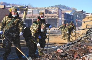 独克宗古城进行火灾善后清理。新华社发 