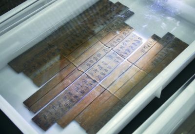 　　2013年7月21日，省考古研究所铜官窑基地。兔子山遗址目前出土了1万多枚简牍，包括木牍和竹简，保存良好，文字以毛笔墨书。实习记者 李健 摄