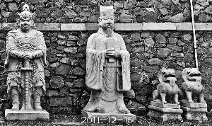 由吴先生提供的拍摄于2011年12月15日的照片可清晰看到两个石兽。