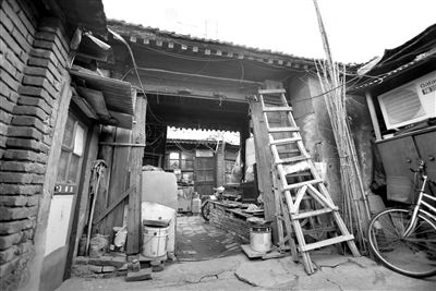 昨日，坐落于西城区南横西街13号的粤东新馆十分破败，院内随处可见杂乱堆放的建筑垃圾，自建房令院内拥挤不堪。新京报记者 黄月 摄