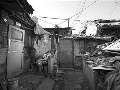 昨日，坐落于西城区南横西街13号的粤东新馆十分破败，院内随处可见杂乱堆放的建筑垃圾，自建房令院内拥挤不堪。新京报记者 黄月 摄