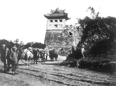 上世纪二三十年代，瑞典人喜仁龙著的《北京的城墙与城门》一书中，描绘了当时北京外城东南角楼的模样。资料图片