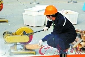 ▲象牙销毁现场。记者顾展旭 通讯员黄锦添 摄