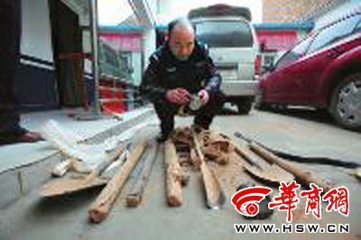 警方清点盗墓者的作案工具 本报记者 文稳翔 摄 