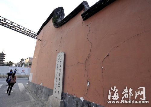 孔庙外墙现多条裂缝 