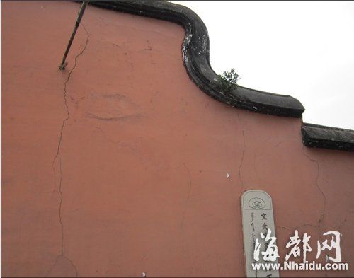 地铁公司提供的二O一一年拍的孔庙照片上，已有裂缝