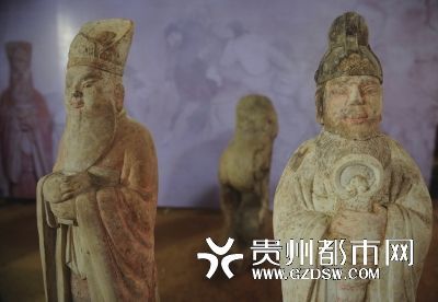 摆放在刘济墓考古现场的部分文物。 