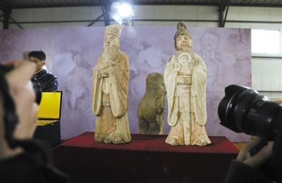 彩绘汉白玉石俑。