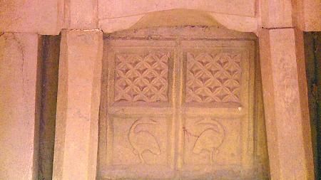 　墓室内石壁的雕刻工艺也很精湛 　　记者 张路桥 实习生 程雯丽 摄