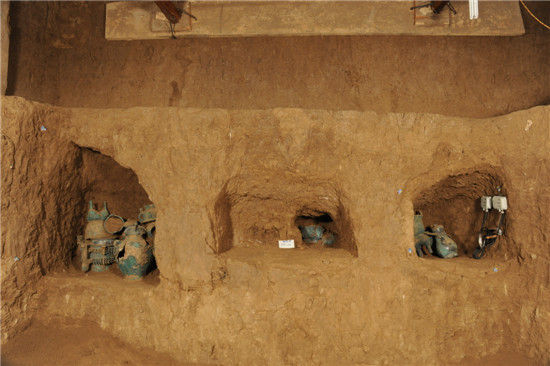 四号墓 东壁 壁龛从右到左 一号 六号 二号 石鼓山考古队供图
