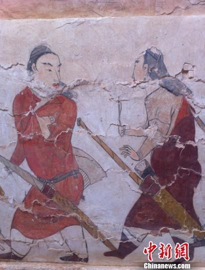 图为第三层出行仪仗壁画，所绘人物大部为站立的武士形象，所有武士均佩戴弓箭。 胡健 摄