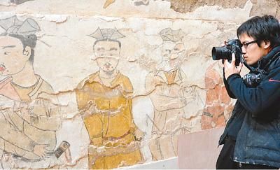 工作人员在对壁画拍照采样。本报记者 冀业摄