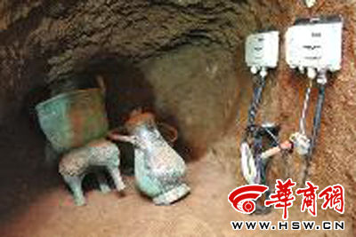 甗（yǎn，古代蒸煮用的炊具）和壶（右），旁边的仪器用来监测环境温湿度 