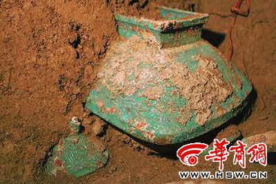 M4号墓葬K8号壁龛内发现的青铜簠（fǔ），左下角的青铜器由于只露出一角，目前还无法辨认 本组图片由本报记者 张欣