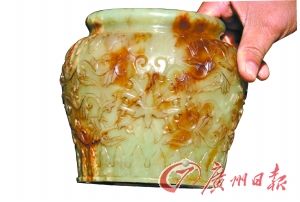 市民在辨别真假玉器