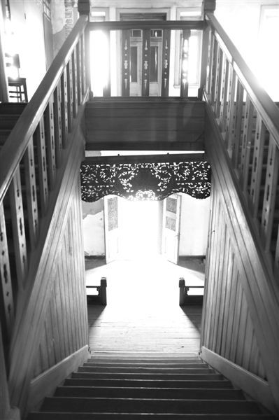宝蕴楼内部的楼梯为木质。新京报记者 浦峰 摄