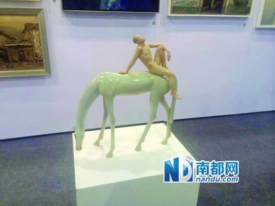 广州大学生艺博会上的青年艺术家作品。