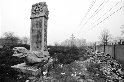 乾隆御碑被垃圾包围处境尴尬