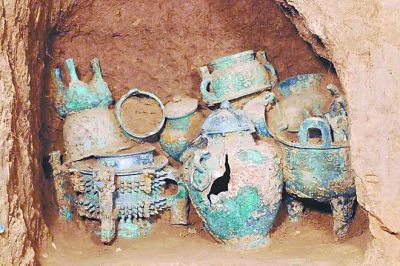 在发掘中的宝鸡石鼓山M4号西周墓葬