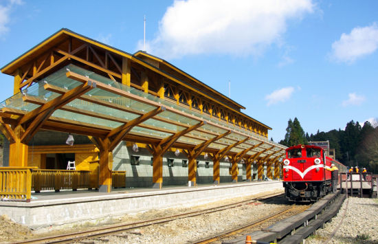 图：阿里山森林铁路重建的沼平车站，融入沼平公园及周边地形环境，车站建筑荣获今年第13届公共工程金质奖殊荣 中央社