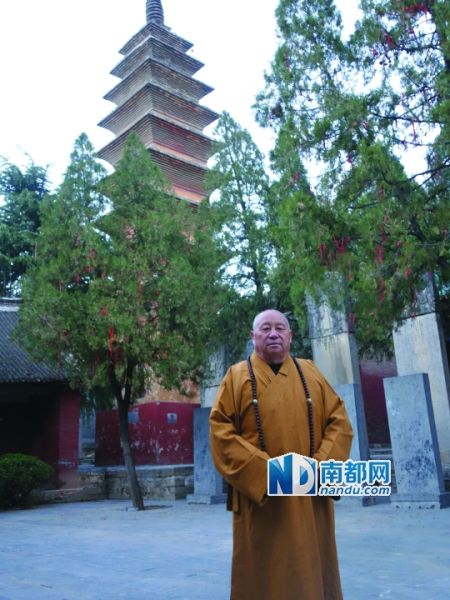 释永海站在风穴寺内的唐代六祖塔下。 南都记者 孙旭阳 摄