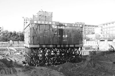 被架立在钢架上的纬三路59号建筑 王松松 摄