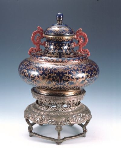 清乾隆景德镇窑蓝釉描金银桃果纹盖瓶，现藏于上海博物馆。