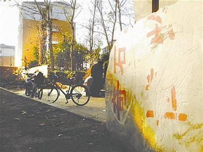 图为：奇石博物馆原址上已矗立起小区楼盘，刻着馆名的巨石废弃在一旁