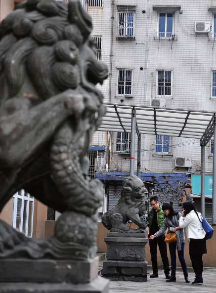 一对高达1.7米、重约4吨的石狮