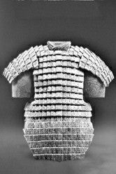 坑中出土并经复原的一领石铠甲。 （资料照片）