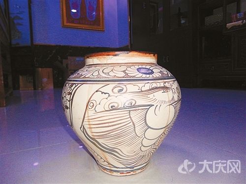 大庆藏友收藏的一件元初磁州窑的龙凤纹大罐，罐高27厘米，器型圆润饱满，是磁州窑的一件精品。（未鉴定）