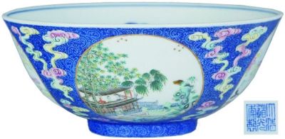 清道光蓝地粉彩轧道开光人物碗 成交价：33万元