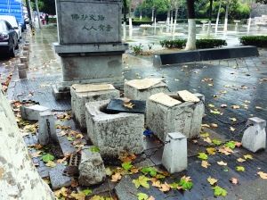 临街的古四眼井，井盖没了，两个水泥桩也倒下了