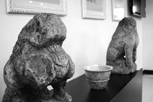 图为被盗石狮子与“大雅斋”瓷花盆。