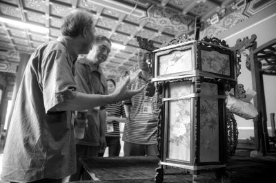 今年6月26日，专家在研讨宫灯修复流程。 当日，故宫博物院与东城区人民政府“平安故宫”工程院藏文物抢救性科技修复保护合作项目启动仪式在故宫慈宁宫举行。（资料图片）　京华时报记者王海欣摄