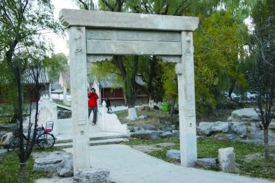 北大新立的两座石牌坊均被指为圆明园流散文物，左图坊楣上有乾隆御笔“断桥残雪”，右图石牌坊不完整，铁柱支撑方式被指破坏文物 摄 法制晚报记者 巴芮