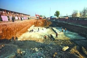 小龙河挖出古桥遗迹