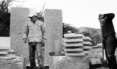 工作人员正对墓碑进行施工 摄 法制晚报记者 崔毅飞