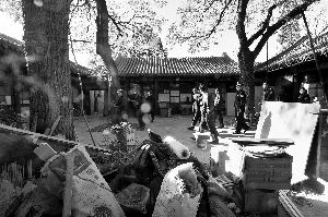 广济寺西小院内木料等建筑垃圾堆成了“小山”。晨报记者 李木易／摄