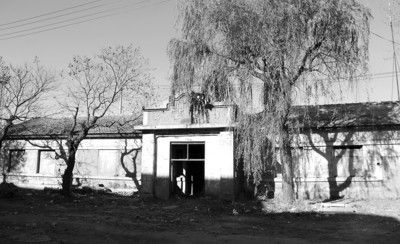 文物锦西北站石碑躺垃圾堆。北国网、辽沈晚报记者胡清摄