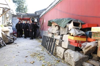 昨日，文物部门会同公安部门排查广济寺安全隐患，并下发通知要求对寺内违建进行整改。新京报记者 浦峰 摄