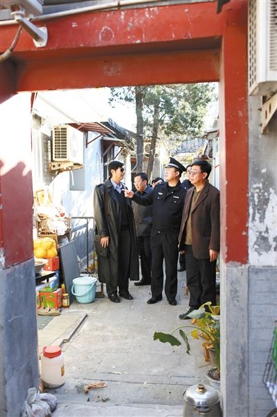 执法人员查看广济寺内违建情况。新京报记者 浦峰 摄