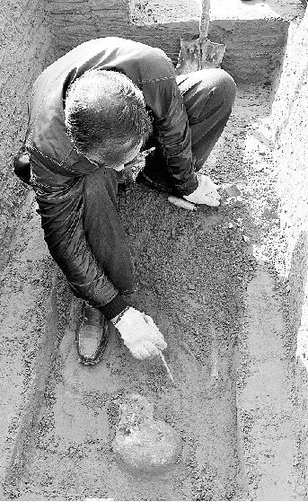 考古人员正在进行墓葬发掘。