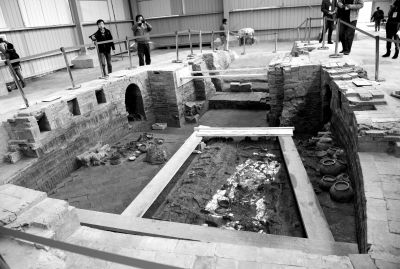 二号墓（萧后墓）墓室及其中出土的女性人骨遗骸和随葬品（11月16日摄）。新华社发